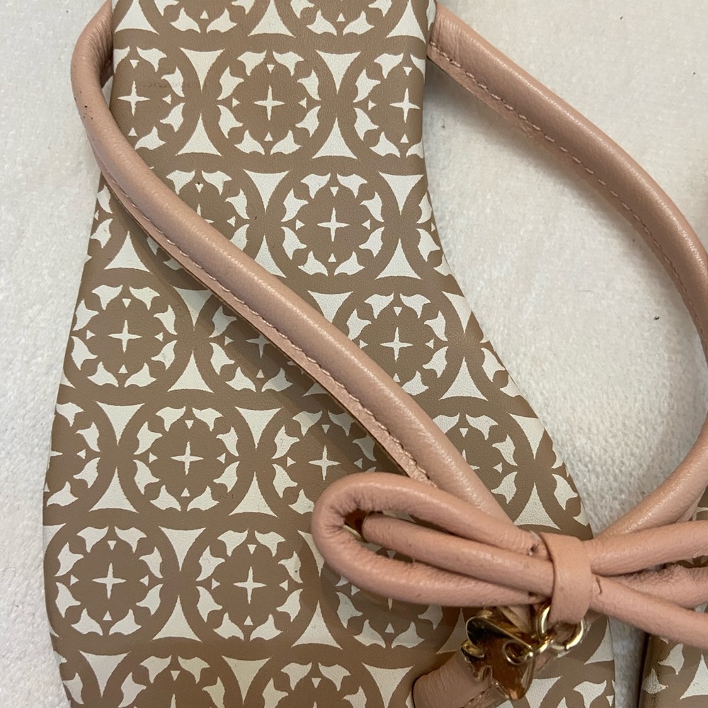 Kate Spade NY Bow Thong Sandals Pink Gold Logo Print Flip Flops Size 8 - Picture 8 of 8